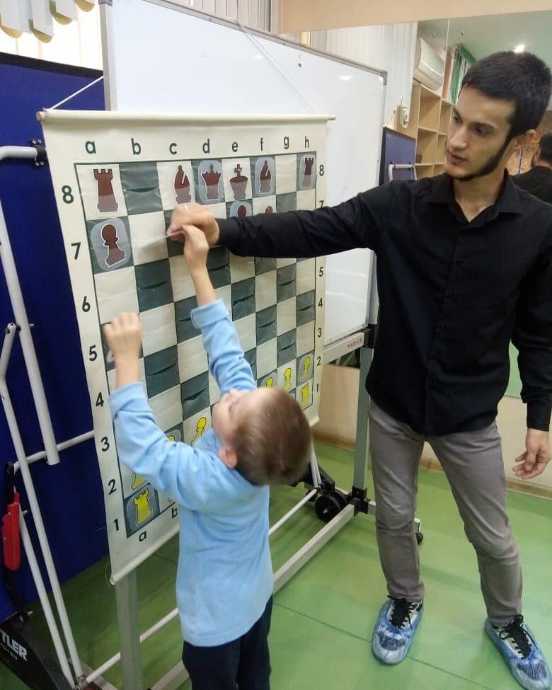 Старшеклассники-шахматисты поделились опытом с юными спортсменами