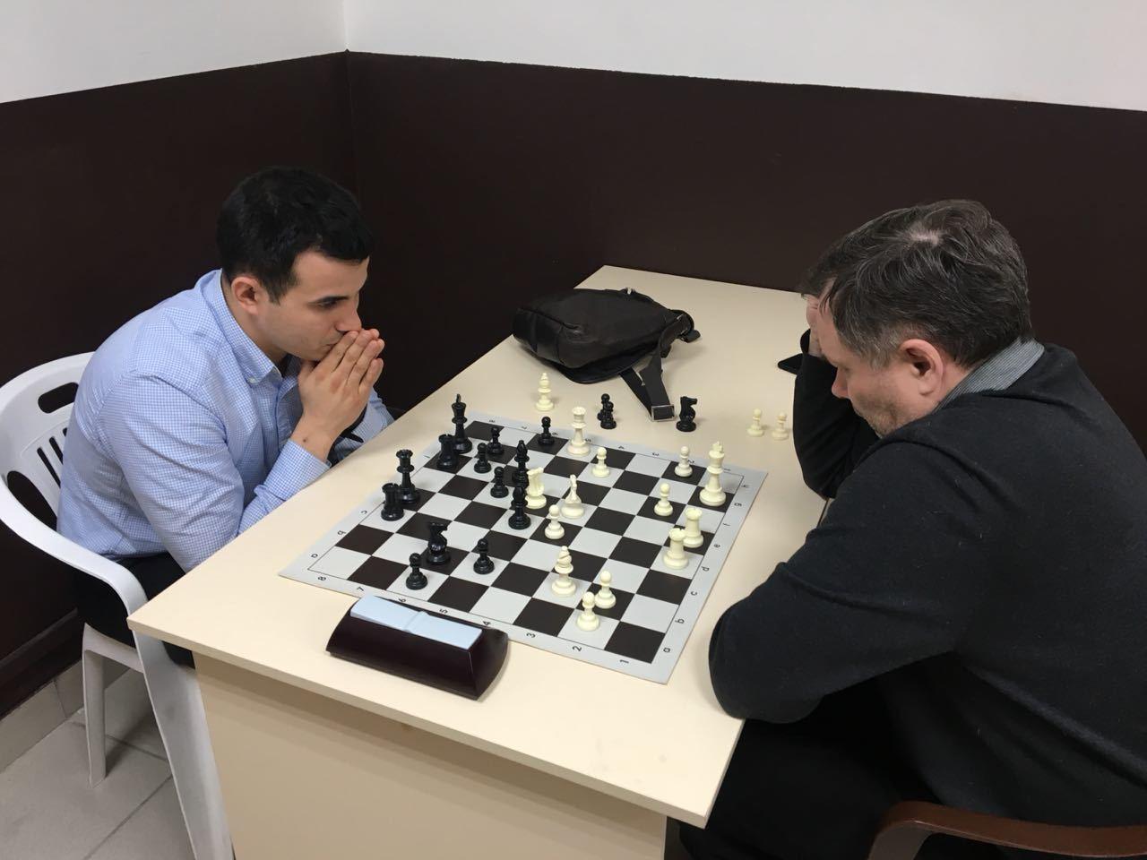 6-го апреля в шахматном клубе 'Фианкетто' состоялся мастер-класс с международным гроссмейстером по шахматам (рейтинг ФИДЕ 2528) Ильиным Артёмом Ильичом