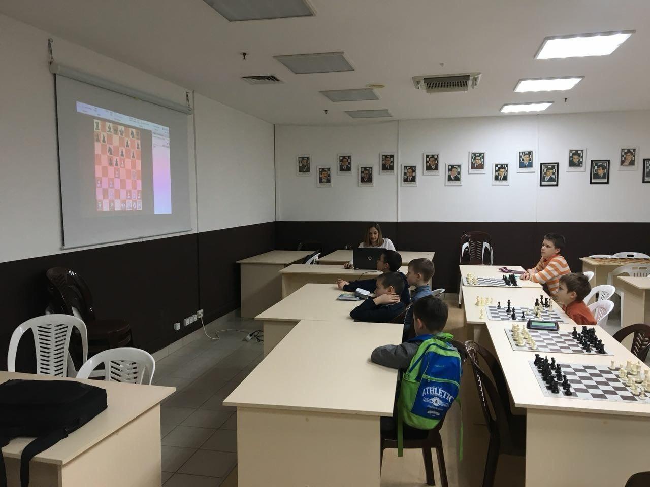 В шахматном клубе 'Фианкетто' состоялся мастер-класс с международным гроссмейстером по шахматам Амбарцумовой Кариной Львовной.