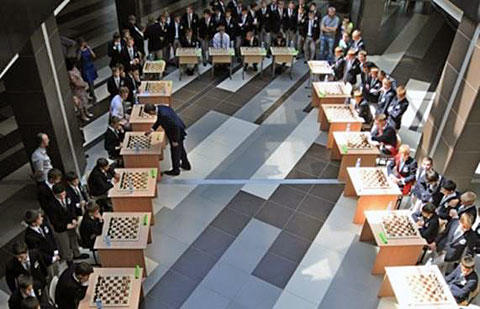 Международный гроссмейстер провел сеанс