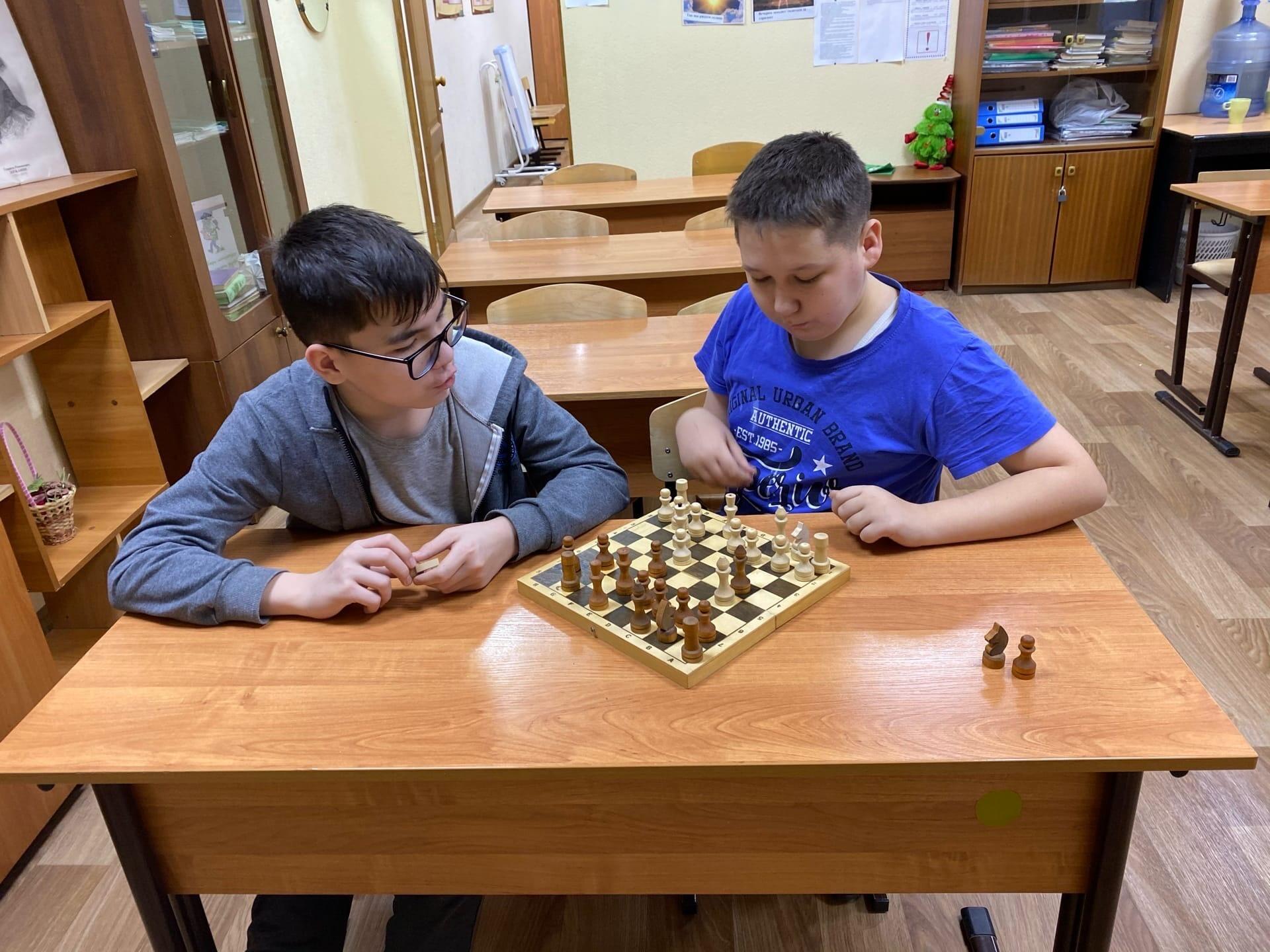 Занятия по шахматам в казанской школе-интернат №7