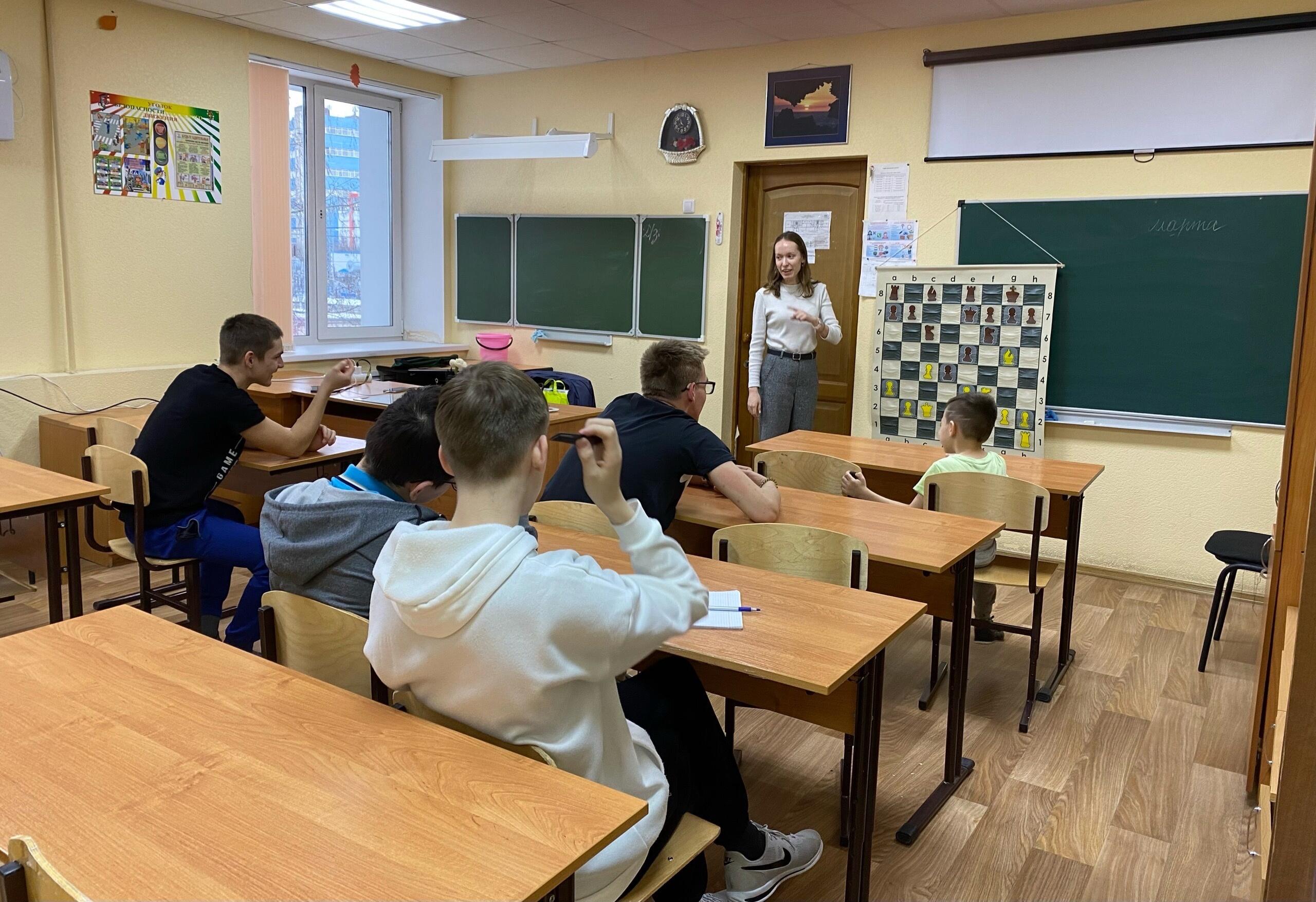 Обучение шахматам детей из школы-интернат №7