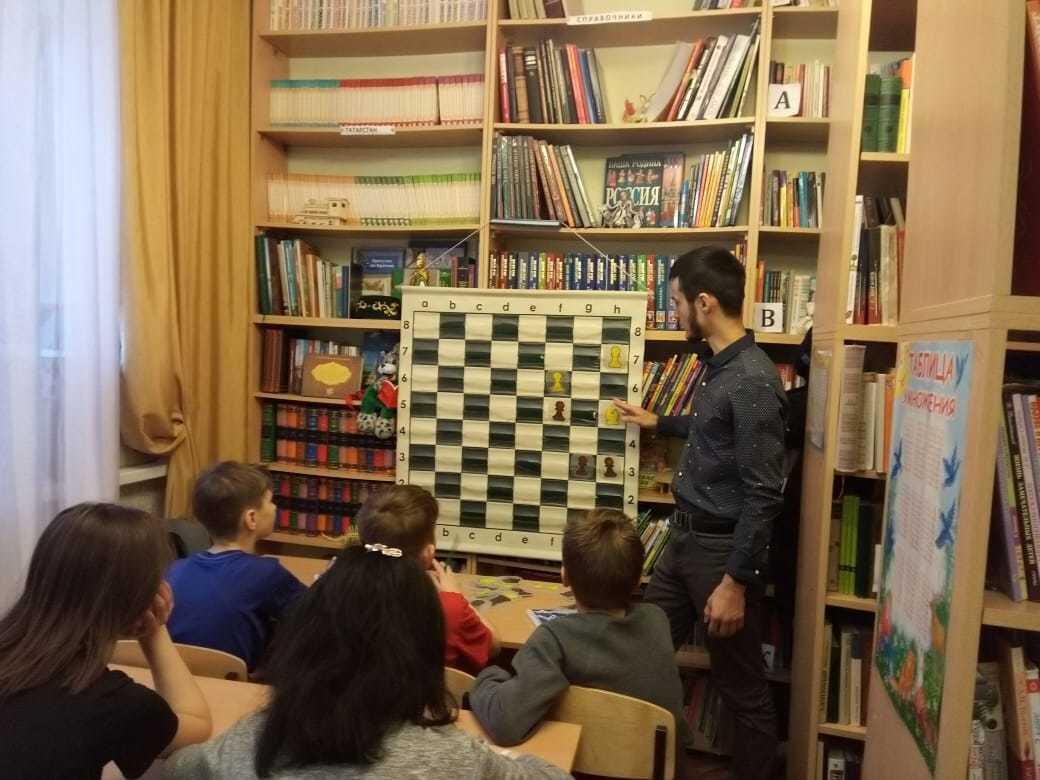 Занятия шахматами для воспитанников детских домов
