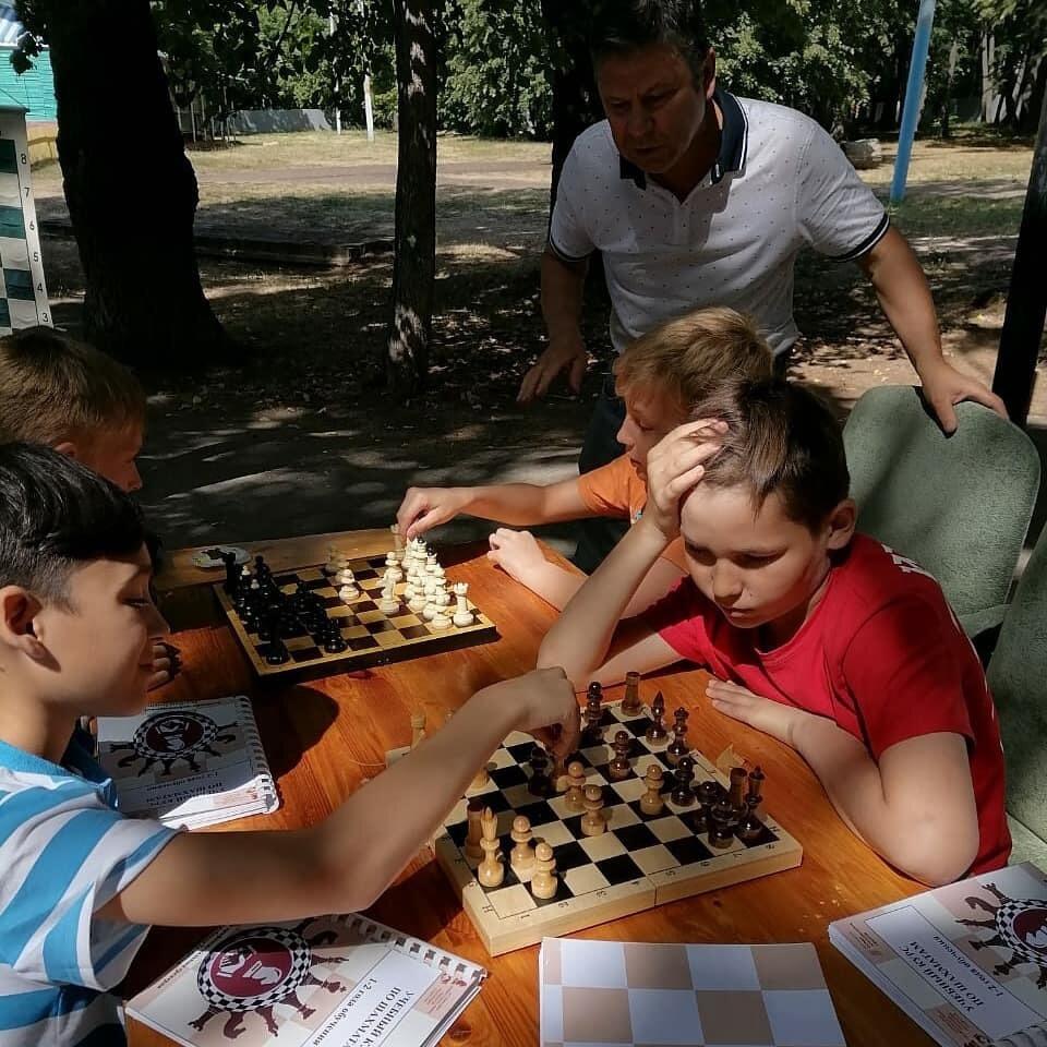 В Лаишевском детском доме занятия по шахматам проводим на свежем воздухе
