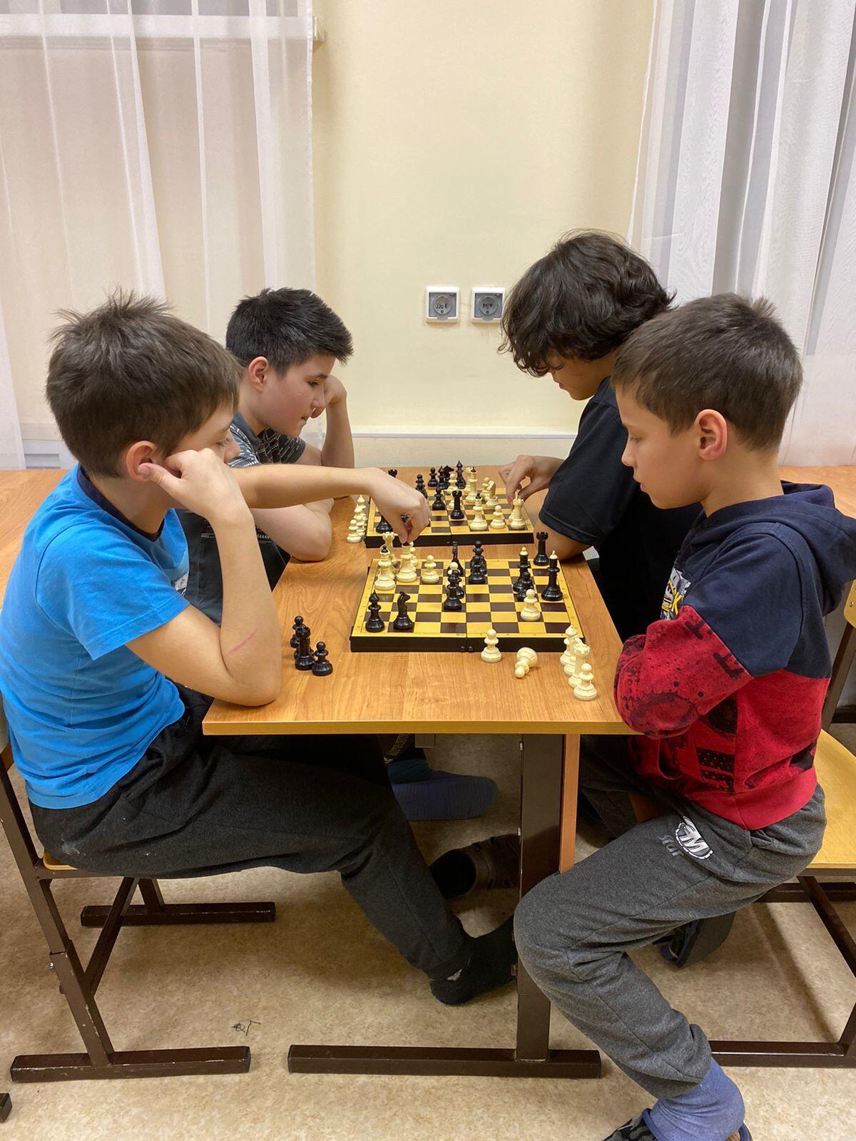 Занятия по шахматам в центре «Дуслык»