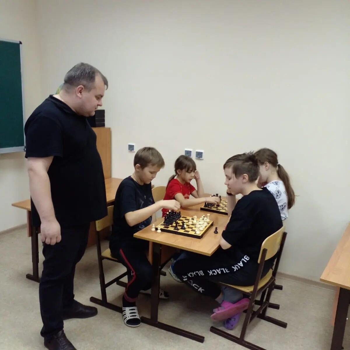 Занятия по шахматам в социально-реабилитационном центре 