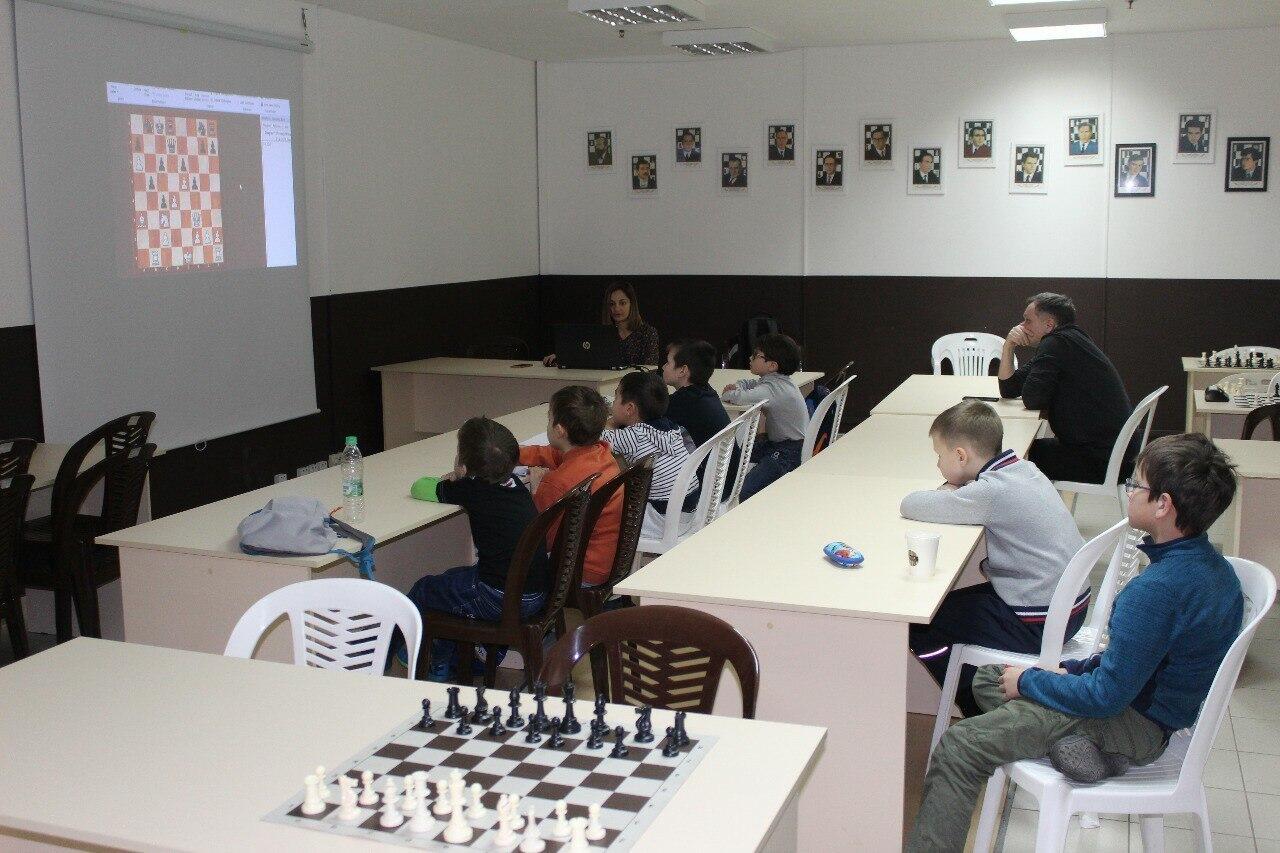 В шахматном клубе 'Фианкетто' прошёл мастер-класс с Амбарцумовой Кариной Львовной(рейтинг ФИДЕ 2359) по теме «Французская защита с точки зрения белых»