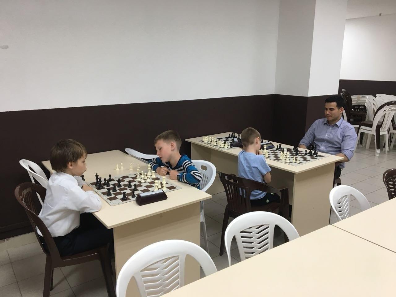 18-го мая в шахматном клубе «Фианкетто» прошел мастер-класс с Ильиным Артемом Ильичом, международным гроссмейстером по шахматам
