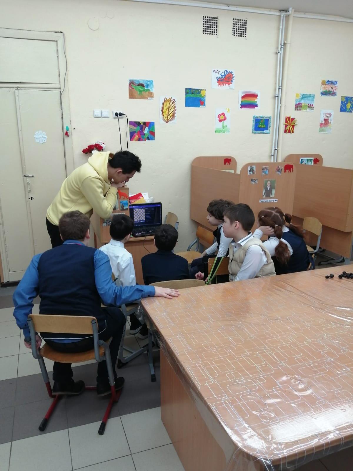Благотворительное занятие по шахматам с особенными детьми в школе №65