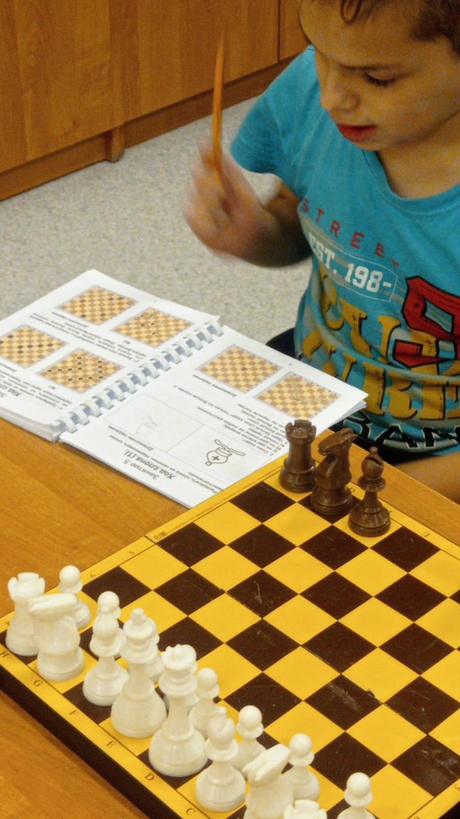 Занятия по шахматам в школе-интернат № 4