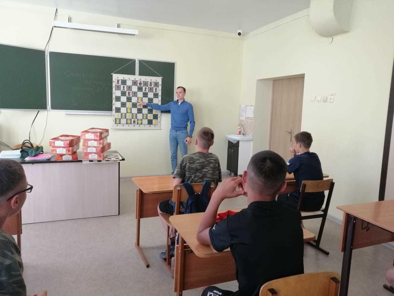 Воспитанники детских учреждений рады заниматься шахматами и летом